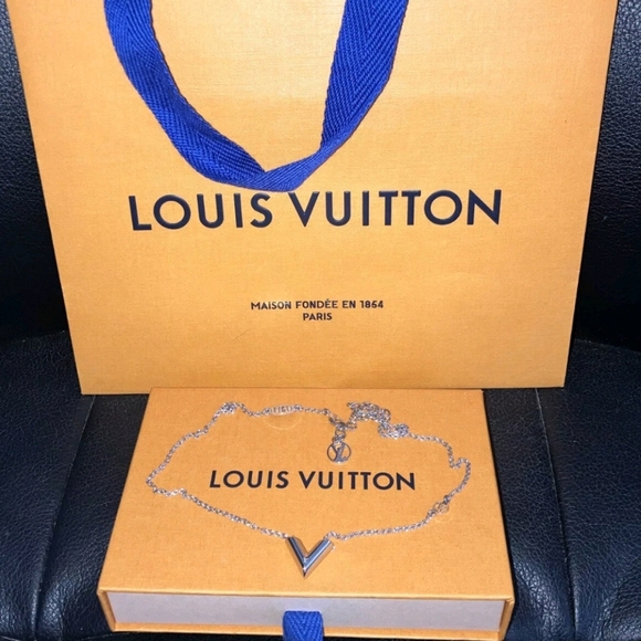 Auth Louis Vuitton "V" Necklace - Picture 1 of 6